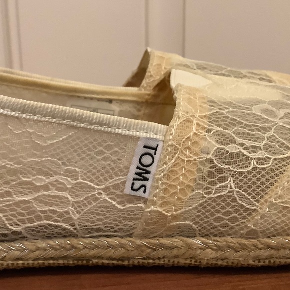TOMS canvas Lace ivory cream lace flats ballet style round toe slip shoes 8.5W - Picture 7 of 9